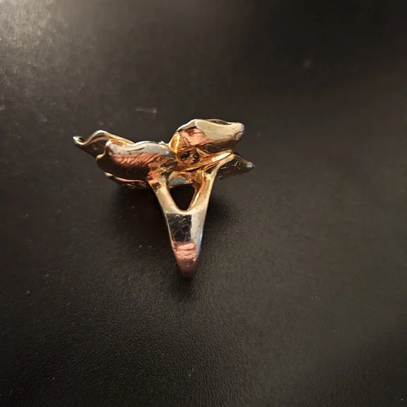 Banana Republic Gold Flower Ring - Picture 5 of 10